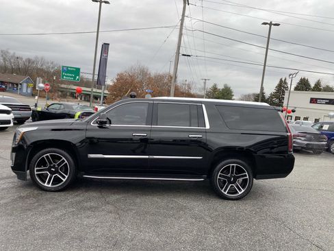 Used 2020 Cadillac Escalade ESV Luxury image 2