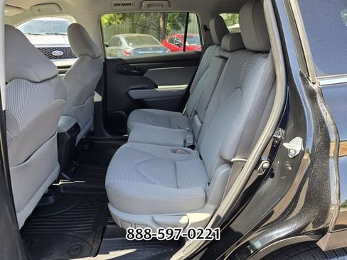 Used 2021 Toyota Highlander LE FWD image 11