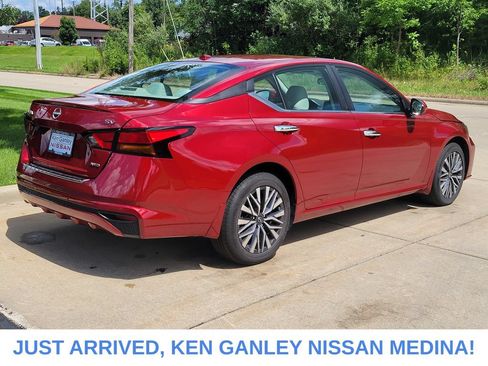 Certified 2023 Nissan Altima 2.5 SV AWD/4WD image 3