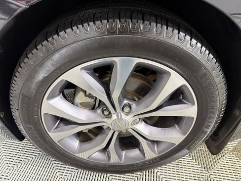 Used 2017 Chrysler Pacifica Limited w/ UConnect Theater Package FWD image 12