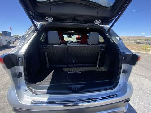 Used 2022 Toyota Highlander XSE AWD/4WD image 25