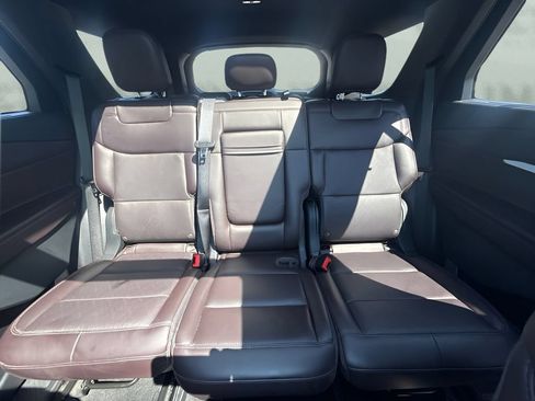 Used 2025 Ford Explorer Platinum AWD/4WD image 7