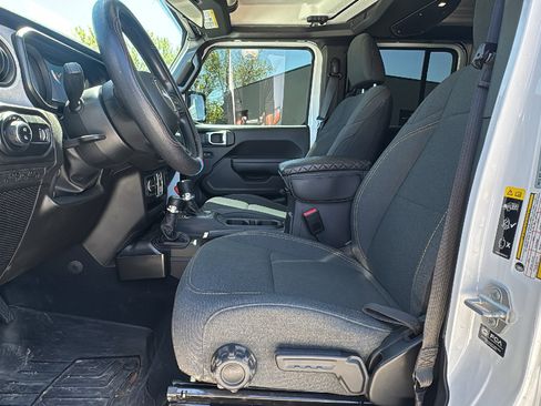 Certified 2025 Jeep Gladiator Sport image 9