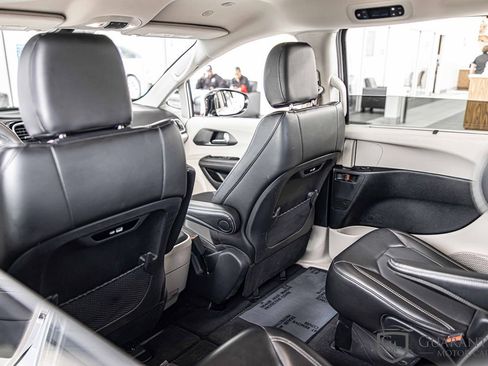 Used 2024 Chrysler Pacifica Touring-L FWD image 32