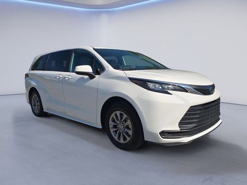 Used 2025 Toyota Sienna LE FWD image 7