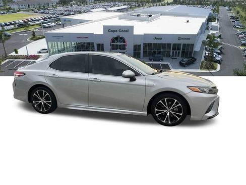 Used 2020 Toyota Camry SE FWD image 4