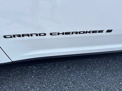Used 2024 Jeep Grand Cherokee L Altitude AWD/4WD image 3