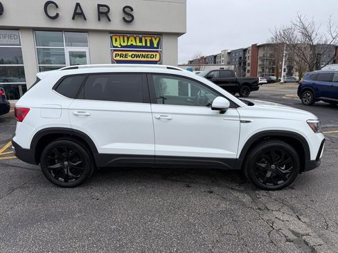 Used 2023 Volkswagen Taos SE w/ Panoramic Sunroof Package image 2