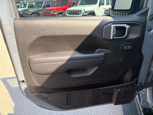 Used 2025 Jeep Wrangler Sport AWD/4WD image 9