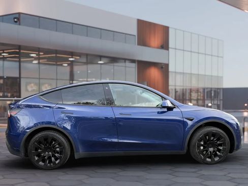 Used 2021 Tesla Model Y Long Range image 13