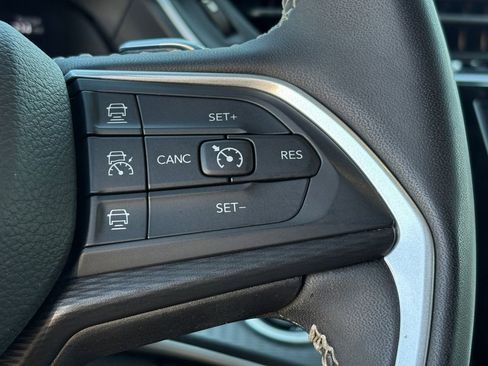 Used 2023 Jeep Grand Cherokee L Laredo image 17