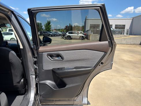 Used 2023 Nissan Rogue SV FWD image 16