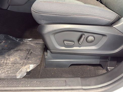 Used 2025 Ford Explorer Active AWD/4WD image 22