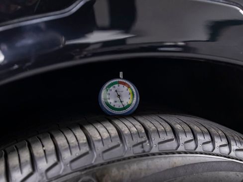 Used 2025 Land Rover Discovery Dynamic SE image 51