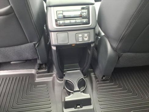Used 2024 Subaru Ascent Limited w/ Technology Package AWD/4WD image 9
