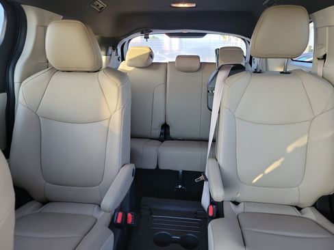 Used 2022 Toyota Sienna XLE image 21