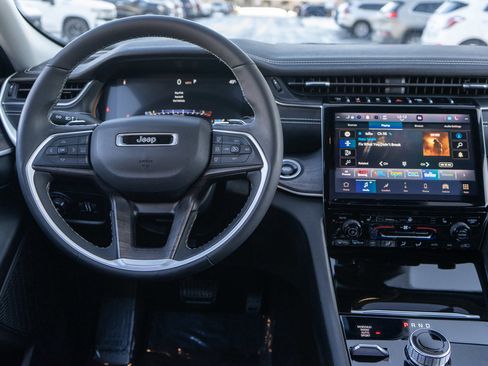 Used 2023 Jeep Grand Cherokee Limited w/ Black Appearance Package image 13