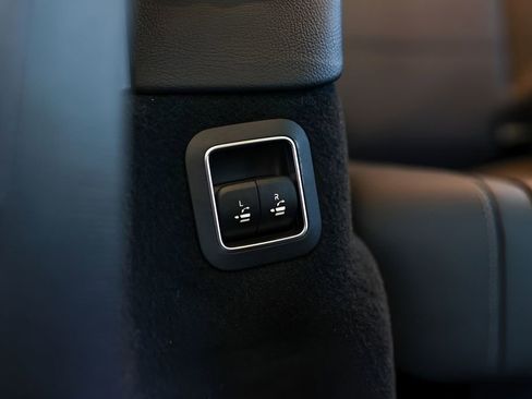 Used 2025 Mercedes-Benz GLS 450 4MATIC image 69