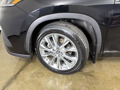 Used 2024 Toyota Highlander Limited AWD/4WD image 5