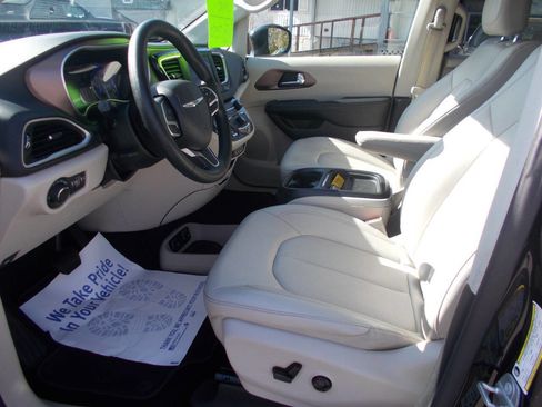 Used 2021 Chrysler Voyager Lxi image 5