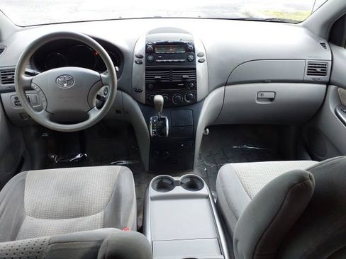 Used 2010 Toyota Sienna LE FWD image 7
