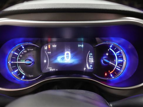 Used 2021 Chrysler Pacifica Touring-L FWD image 43