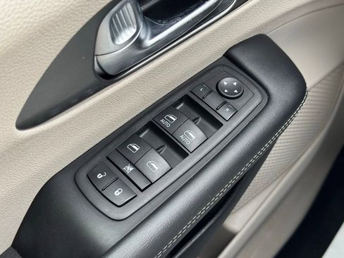Used 2024 Chrysler Pacifica Limited FWD image 27