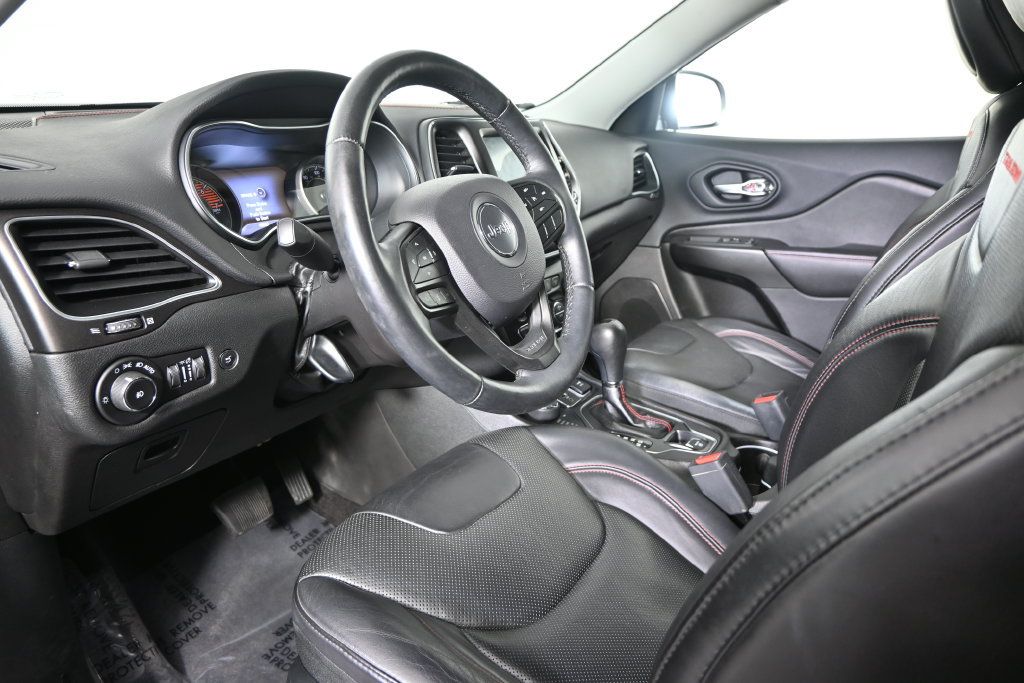 Used 2019 Jeep Cherokee Trailhawk AWD/4WD image 23