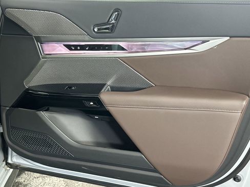 Used 2025 BMW 740i xDrive image 31