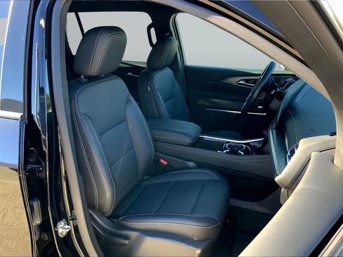 Used 2025 Chevrolet Traverse LT FWD image 8