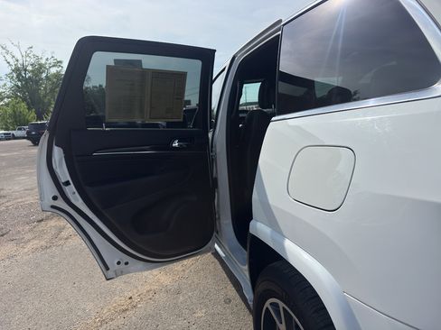 Used 2020 Jeep Grand Cherokee Overland AWD/4WD image 19
