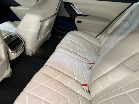 Used 2024 BMW i7 xDrive60 w/ Premium Package image 27