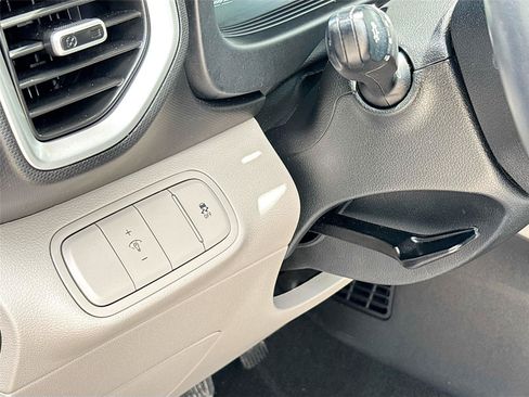 Used 2025 Hyundai Venue SEL FWD image 10