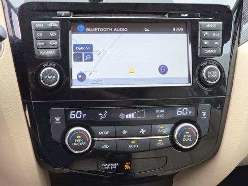Used 2016 Nissan Rogue SL w/ SL Premium Package FWD image 28