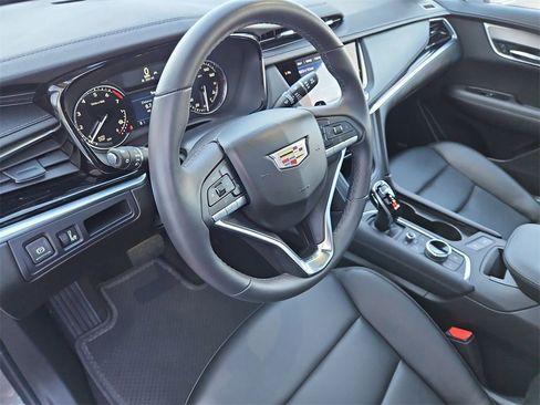 Used 2025 Cadillac XT6 Luxury image 8