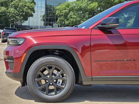 New 2025 Jeep Grand Cherokee Altitude image 9
