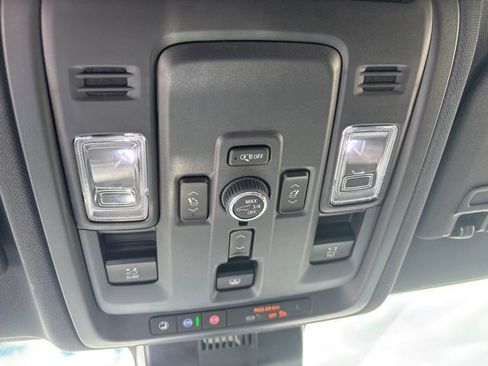 Used 2025 Chevrolet Suburban Premier AWD/4WD image 25