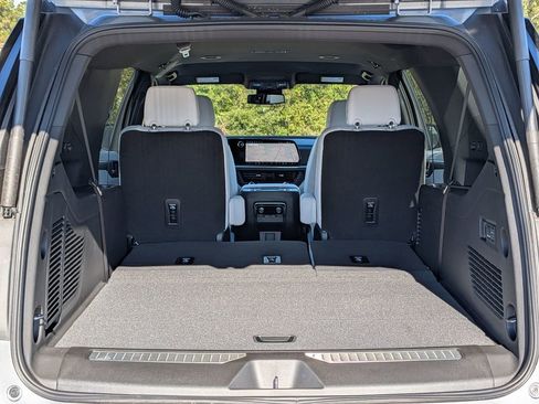 New 2025 Chevrolet Suburban Premier image 30