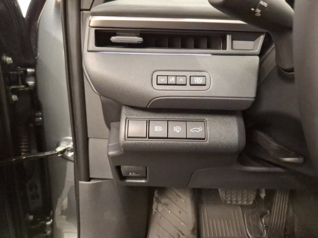 Used 2026 Toyota C-HR AWD/4WD image 19