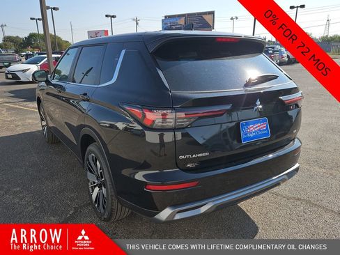 New 2025 Mitsubishi Outlander SE image 10