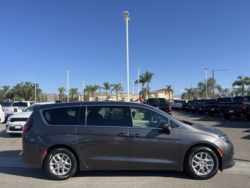 Used 2022 Chrysler Voyager LX image 9