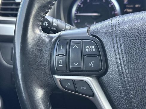 Used 2017 Toyota Highlander SE FWD image 23