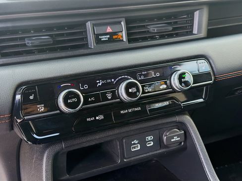 Used 2025 Honda Pilot TrailSport image 14