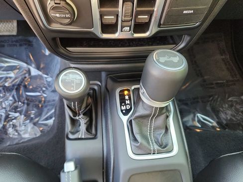 Used 2021 Jeep Wrangler Unlimited Sahara AWD/4WD image 15