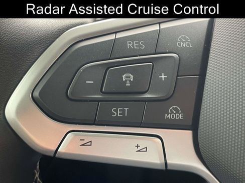 Used 2025 Volkswagen Tiguan SE FWD image 19