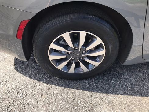 Used 2023 Chrysler Pacifica Touring-L FWD image 45