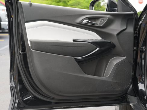 Certified 2025 Chevrolet Trax LT w/ LT Convenience Package FWD image 14