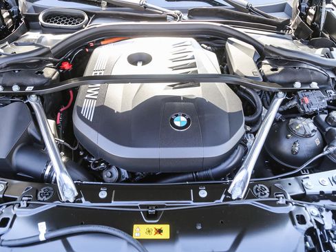 Used 2025 BMW 750e xDrive w/ Premium Package image 22