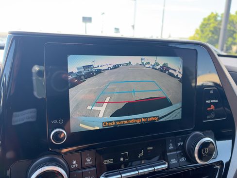Used 2023 Toyota Highlander LE AWD/4WD image 29