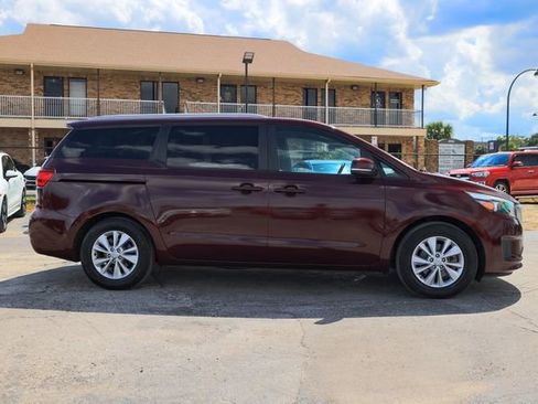 Used 2017 Kia Sedona LX w/ LX Essentials Premium Package image 15